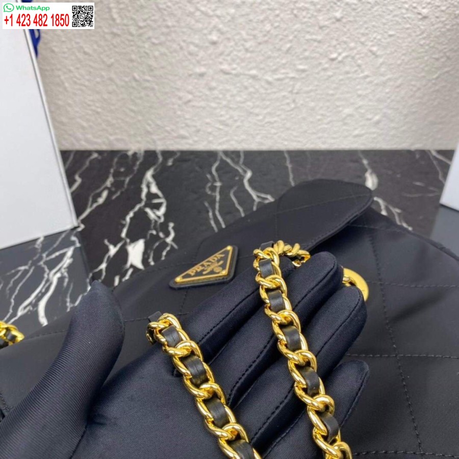 реплика Prada найлонова винтидж верижка бездомна чанта 1bd620 черна