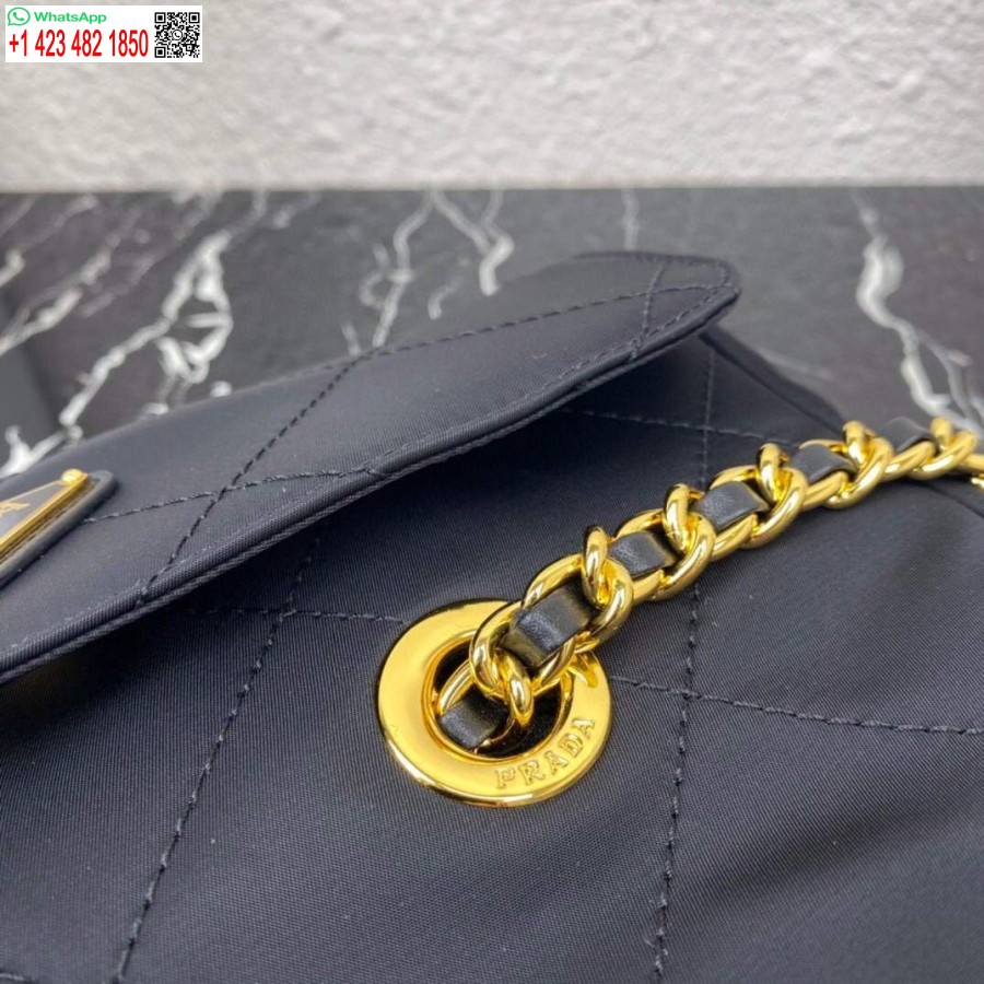 реплика Prada найлонова винтидж верижка бездомна чанта 1bd620 черна