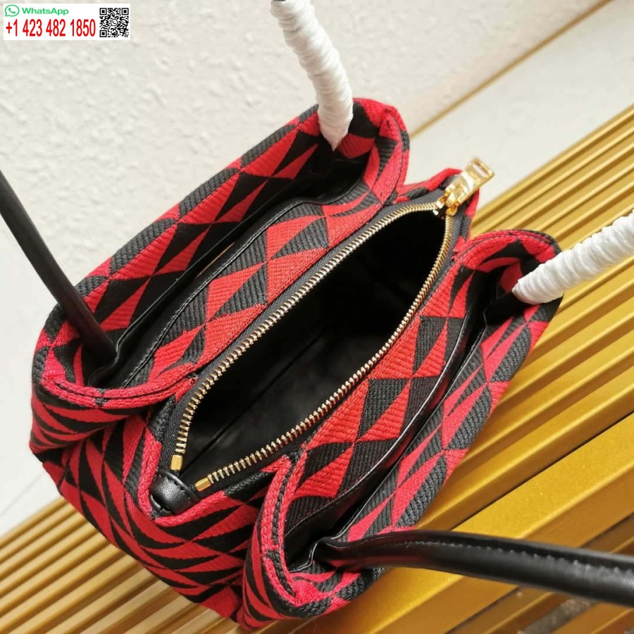 レプリカ プラダ 1ba368 滑走路から 小さな刺繍入り生地 プラダ シンボレ バッグ レッド