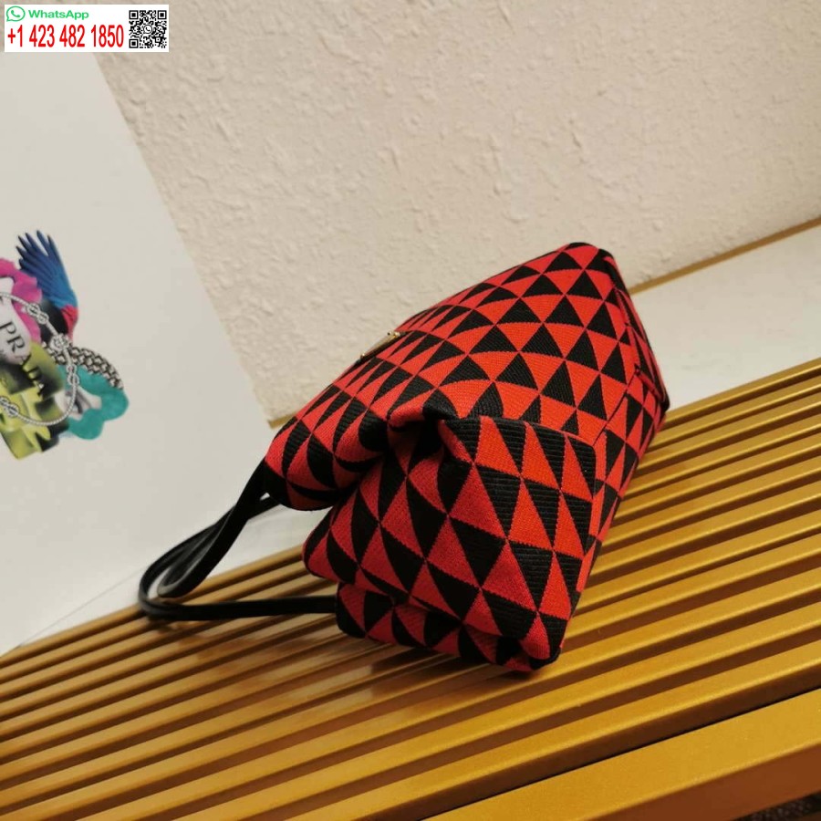 レプリカ プラダ 1ba368 滑走路から 小さな刺繍入り生地 プラダ シンボレ バッグ レッド