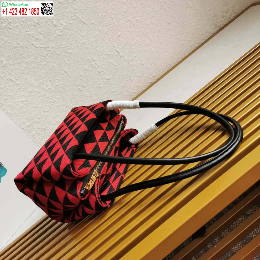 レプリカ プラダ 1ba368 滑走路から 小さな刺繍入り生地 プラダ シンボレ バッグ レッド