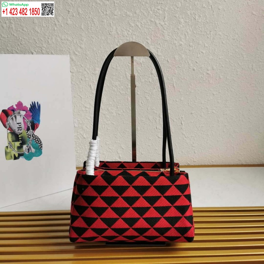 レプリカ プラダ 1ba368 滑走路から 小さな刺繍入り生地 プラダ シンボレ バッグ レッド