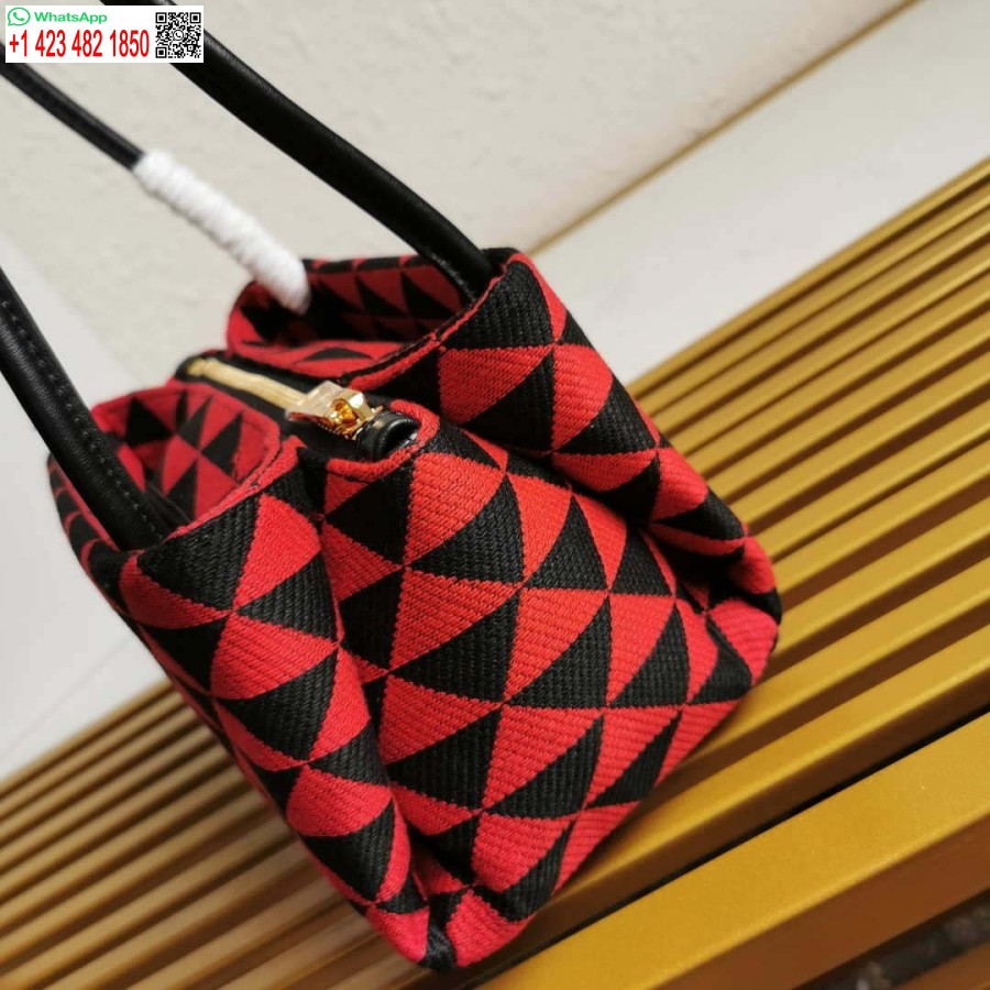 レプリカ プラダ 1ba368 滑走路から 小さな刺繍入り生地 プラダ シンボレ バッグ レッド