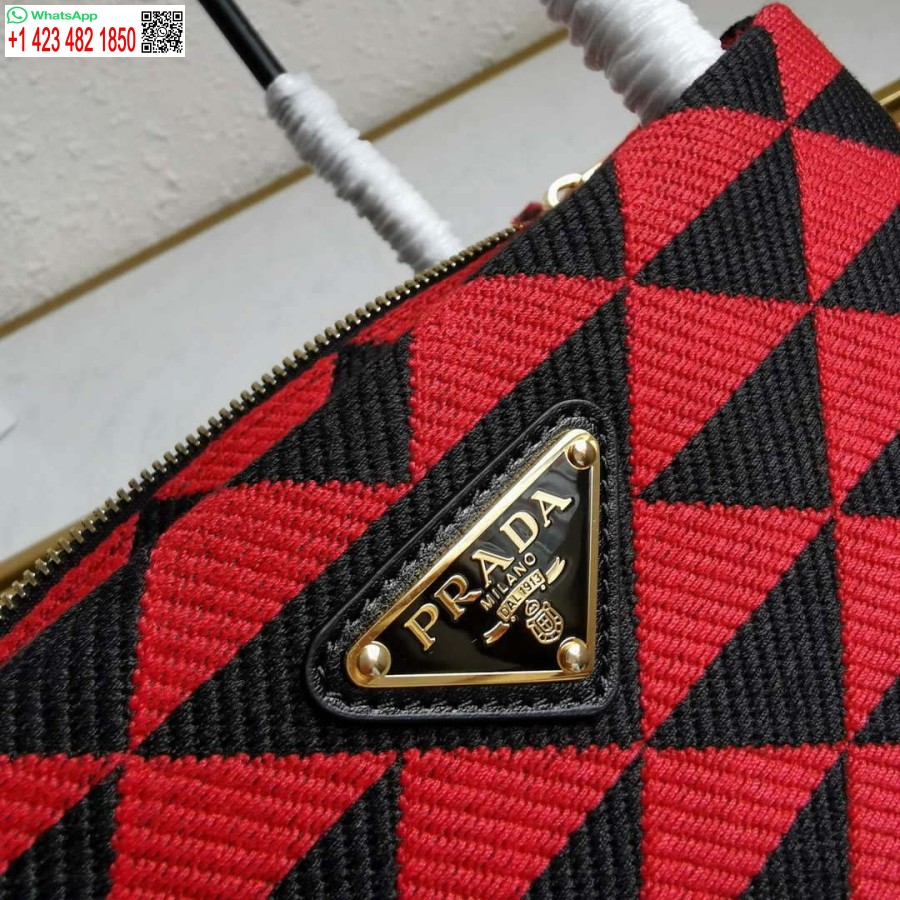 レプリカ プラダ 1ba368 滑走路から 小さな刺繍入り生地 プラダ シンボレ バッグ レッド